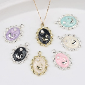 Ciondolo a Forma di Cigno in Lega Smaltata Vintage Con Perla Artificial di Imitazione e Bordo di Strass per Creazione di Gioielli DIY
