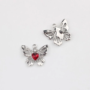 Détail du pendentif papillon en alliage avec cristal de cœur rouge et strass blanc