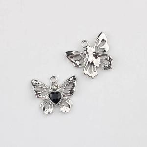 Vue détaillée du pendentif papillon avec ailes évidées et cristal noir en forme de cœur