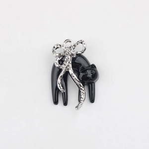 Detail van een zwarte kat hanger van legering met een zilveren metalen strik voor sieraden