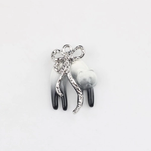 Macrodetail van de legering kat hanger met zilveren strik voor DIY sieraden maken