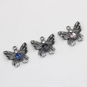 Détails de pendentifs papillon avec pierres en forme de cœur et design filigrane