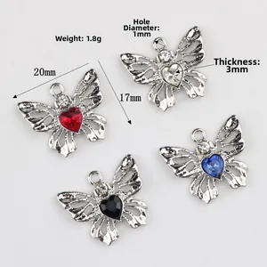Pendentif papillon en alliage avec cristaux de cœur et ailes argentées évidées