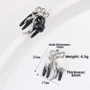 Kattenbedeltje met zilveren strik voor DIY sieraden in zwart-wit kleuruitvoering