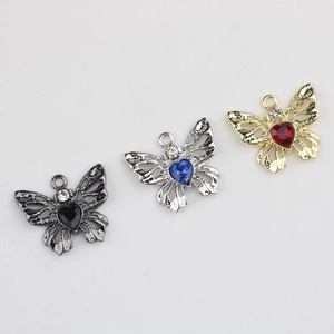 Trois pendentifs papillons en métal avec pierres en forme de cœur noir bleu et rouge
