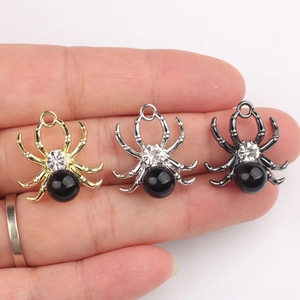 Drei farbige Spinnenanhänger in Gold, Silber und Schwarz mit Harz- und Zirkonia-Inlay