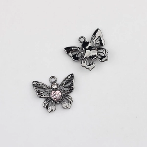 Détail du pendentif papillon en métal noir avec cristal cœur rose pour bijoux DIY