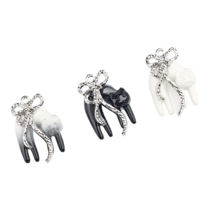 Minimalistische kattenhangers met strikjes voor DIY sieraden in zwart en wit gecoat