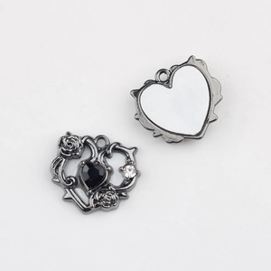 Detail eines Herzanhängers in Gunmetal mit schwarzem Harzstein und Rosenrelief für DIY