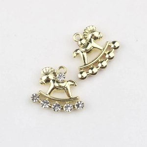 Vue détaillée de pendentifs cheval à bascule dorés sertis de zircons pour bijoux