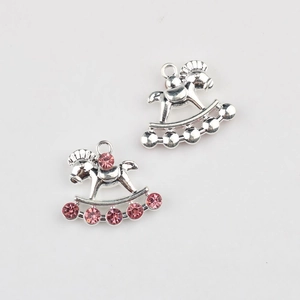 Vue détaillée de breloques cheval à bascule avec strass roses pour bijoux DIY