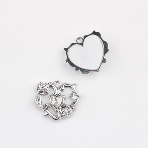 Details von Herzanhängern mit Rosen-Gravur und Kristallsteinen für DIY-Schmuck
