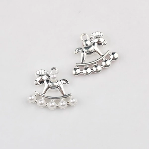 Détails des breloques cheval à bascule en alliage argenté avec perles blanches pour bijoux DIY