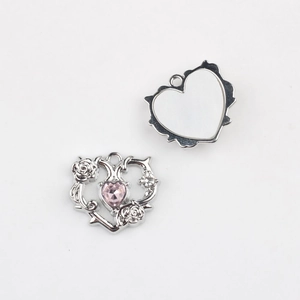 Rosa Herzanhänger aus Harz mit Rosendornen-Design und Silberlegierung für DIY-Schmuck