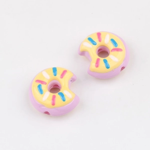 Detailaufnahme bunter Acryl-Donut-Perlen mit Bissspuren für DIY-Schmuckherstellung