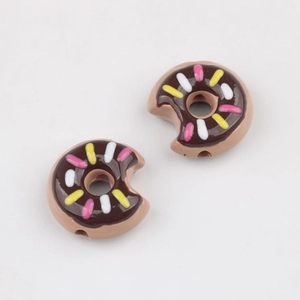 Makroaufnahme von 3D-Acryl-Donut-Perlen mit bunten Streuseln für DIY-Schmuckherstellung