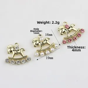 Pendentif cheval à bascule doré avec zircon et perles pour création de bijoux
