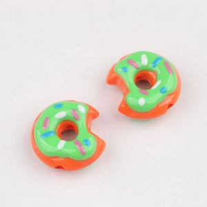 Detailansicht der orangefarbenen Acryl-Donut-Perlen mit grüner Glasur für DIY-Schmuck