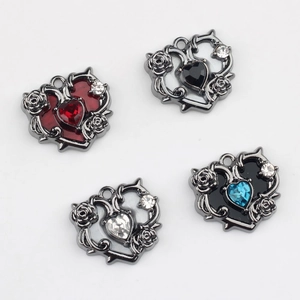 Gothic Herzanhänger mit Legierungs-Rosen dornen und bunten Harzsteinen für DIY-Schmuck
