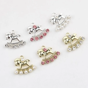 Vue détaillée de pendentifs cheval à bascule avec perles et zircons pour bijoux DIY