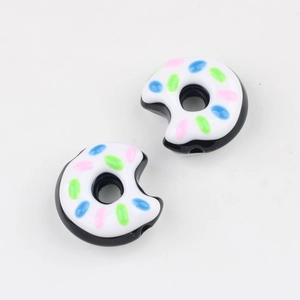 Detailansicht von Acryl-Donut-Perlen mit bunten Streuseln für DIY-Schmuckdesign