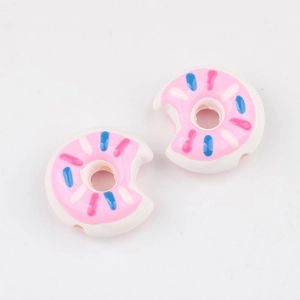 Detailansicht von rosa Acryl-Donut-Perlen mit bunten Streuseln für DIY-Schmuck