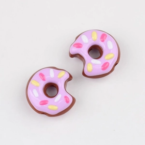 Makroaufnahme von Acryl-Donut-Perlen mit lila Glasur für DIY-Schmuckherstellung