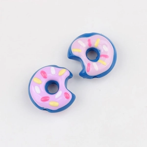 Nahaufnahme von rosa und blauen Acryl-Donut-Perlen für DIY-Schmuck und Handyketten
