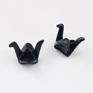 Detail von glänzend schwarzen Kranich-Anhängern aus Legierung für DIY-Schmuck