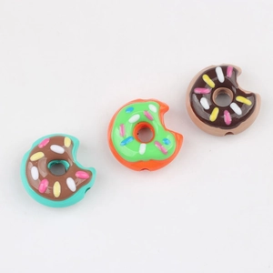 Drei Acryl-Donut-Perlen mit bunten Streuseln und Bissspuren für DIY-Schmuckzubehör