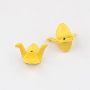 Makro-Detail von gelben Kranich-Perlen für DIY-Schmuck mit zentralem Lochmerkmal