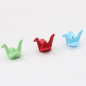 Drei matte Papierkranich Anhänger in Grün Rot und Blau für DIY Schmuckherstellung
