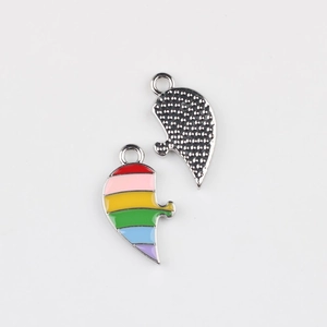Dettaglio di ciondoli a cuore in smalto arcobaleno e lega d'argento con trama a punti