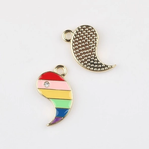 Ciondolo smaltato arcobaleno con retro dorato testurizzato e accenti di cristallo