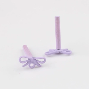 Details von mattvioletten Schleifen-Ohrsteckern mit Edelstahlstiften für DIY-Schmuck