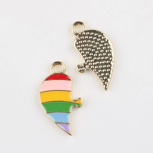 Vista dettagliata dei ciondoli a cuore in smalto arcobaleno con retro dorato per collane