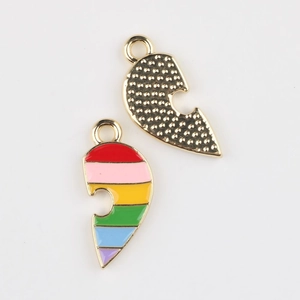 Dettaglio dei ciondoli a cuore arcobaleno con smalto colorato e retro dorato testurizzato