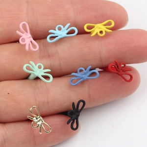 Handgehaltene bunte Legierungs-Schleifenanhänger in verschiedenen Farben für DIY-Schmuck