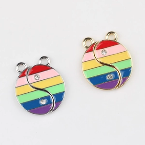 Dettaglio di ciondoli cuore yin yang smaltati arcobaleno con strass per gioielli DIY