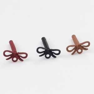 Makroaufnahme bunter matter Schleifen-Anhänger in Rot, Schwarz und Braun für DIY-Schmuck