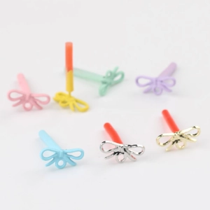 Bunte Schleifen-Ohrstecker aus Legierung in Pastellfarben wie Rosa, Blau und Goldoptik