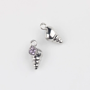 Vista macro di due ciondoli a conchiglia in argento con zirconi viola per gioielli DIY