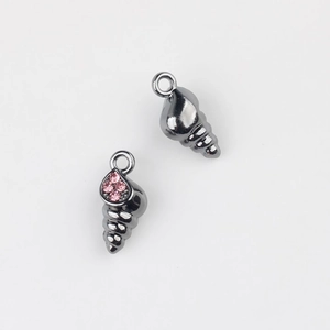 Macro di ciondoli a forma di conchiglia in metallo scuro con intarsio in zircone rosa