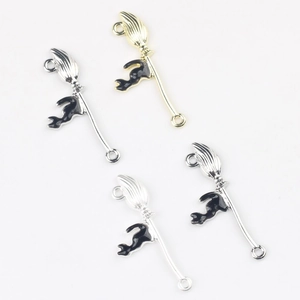 Minimalistische Anhänger aus Legierung als Hexe Katze auf Besen für DIY-Schmuck in Gold und Silber