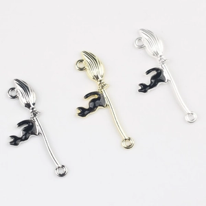Detailansicht der Katzen-Besen-Anhänger in Gold, Silber und Weiß mit Emaille-Füllung