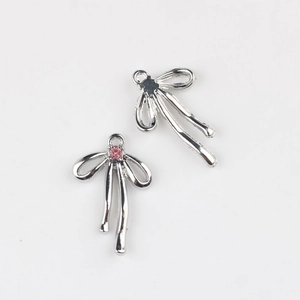 Pendentif nœud argenté avec strass rose, vues avant et arrière pour bijoux personnalisés