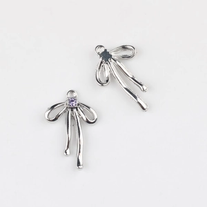 Vue détaillée de pendentifs nœuds argentés avec zircons violets pour la création bijoux