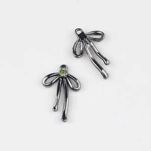 Détails de breloques nœud en métal noir fusil sertis de zircon vert pour bijoux DIY