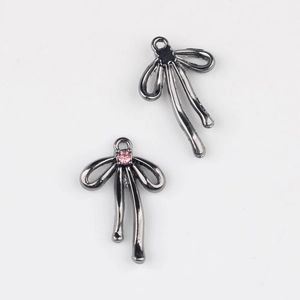 Gros plan de pendentifs nœuds noirs avec strass pour création de bijoux DIY