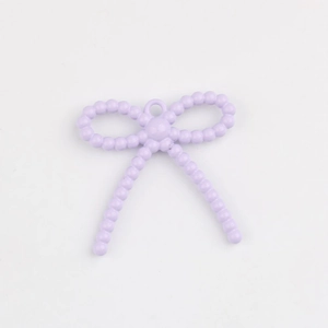 Detalle macro del colgante de lazo con cuentas lila para creación de joyas DIY